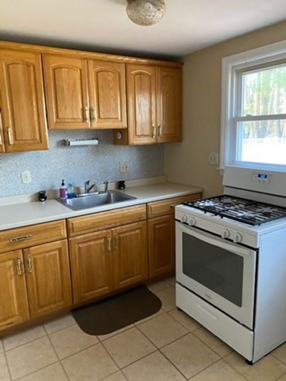 50 Neillian St 1, Bedford, MA 01730