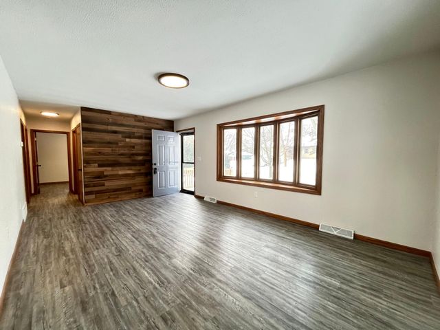 926 N Aurdal Avenue, Fergus Falls, MN 56537