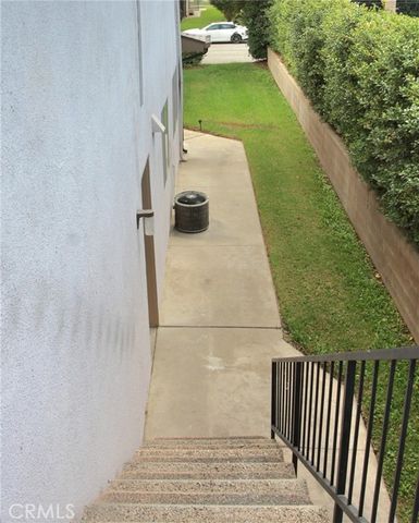 1073 W Calle De La Luna 4, Azusa, CA 91702