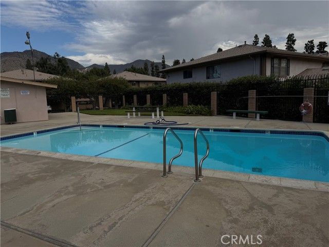 1073 W Calle De La Luna 4, Azusa, CA 91702