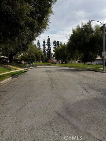 1073 W Calle De La Luna 4, Azusa, CA 91702