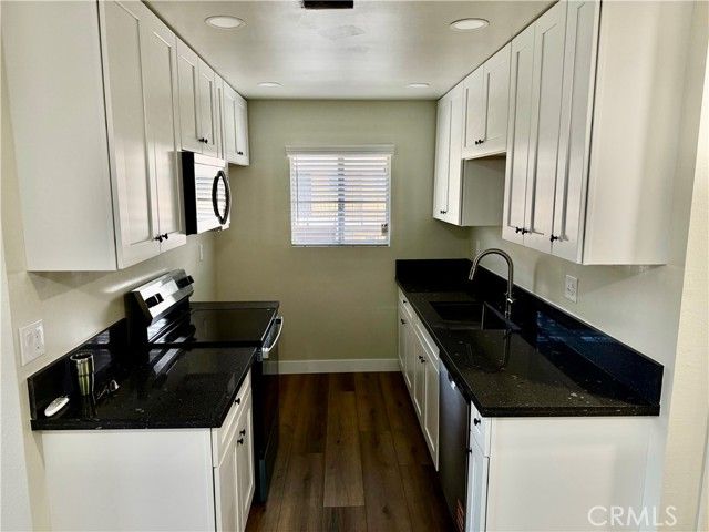 1073 W Calle De La Luna 4, Azusa, CA 91702