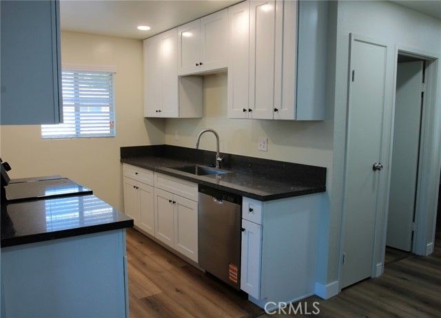 1073 W Calle De La Luna 4, Azusa, CA 91702