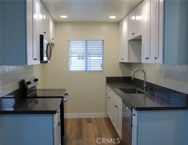 1073 W Calle De La Luna 4, Azusa, CA 91702