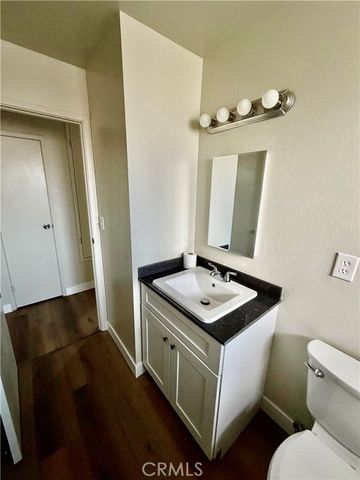 1073 W Calle De La Luna 4, Azusa, CA 91702