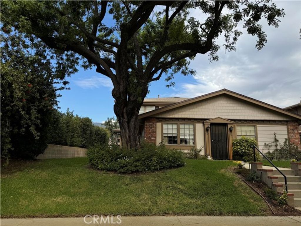 1073 W Calle De La Luna 4, Azusa, CA 91702