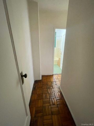 24 Metropolitan Oval TH, Bronx, NY 10462