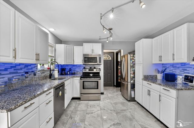 7060 Brookside Drive, Lambertville, MI 48144