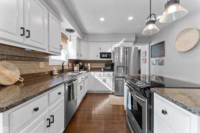 1224 S Vera Drive, New Palestine, IN 46163