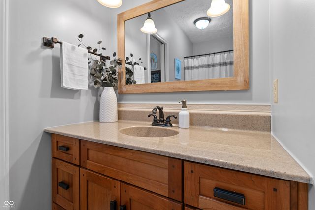 1224 S Vera Drive, New Palestine, IN 46163