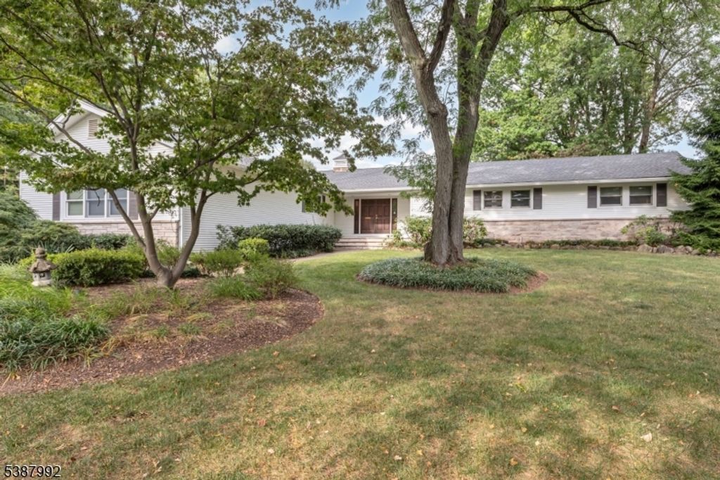 16 Manchester Dr, Westfield Town, NJ 07090
