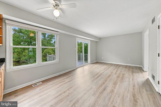 8 COUNTRY HILLS DR, Newark, DE 19711