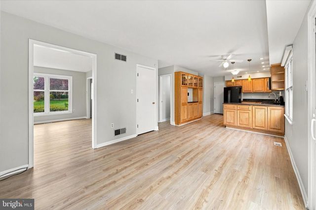 8 COUNTRY HILLS DR, Newark, DE 19711