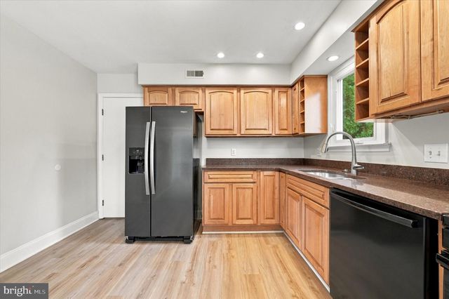 8 COUNTRY HILLS DR, Newark, DE 19711
