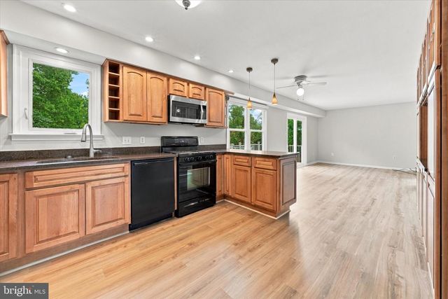 8 COUNTRY HILLS DR, Newark, DE 19711