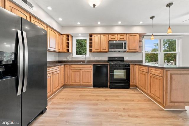 8 COUNTRY HILLS DR, Newark, DE 19711