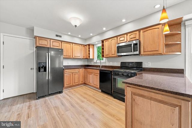 8 COUNTRY HILLS DR, Newark, DE 19711