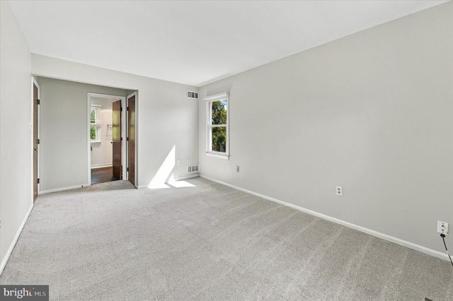 8 COUNTRY HILLS DR, Newark, DE 19711