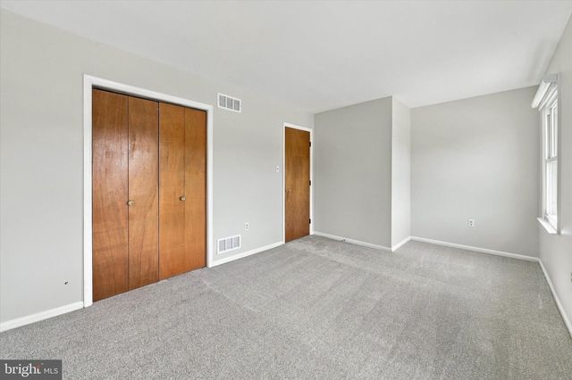 8 COUNTRY HILLS DR, Newark, DE 19711