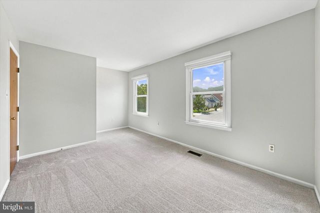 8 COUNTRY HILLS DR, Newark, DE 19711
