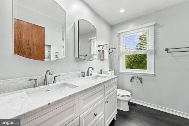 8 COUNTRY HILLS DR, Newark, DE 19711