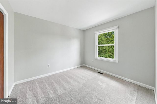 8 COUNTRY HILLS DR, Newark, DE 19711