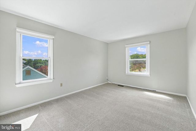 8 COUNTRY HILLS DR, Newark, DE 19711