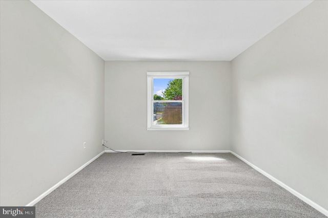 8 COUNTRY HILLS DR, Newark, DE 19711