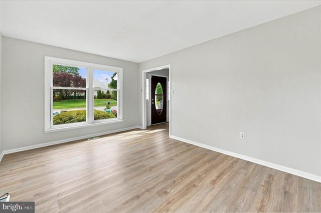 8 COUNTRY HILLS DR, Newark, DE 19711