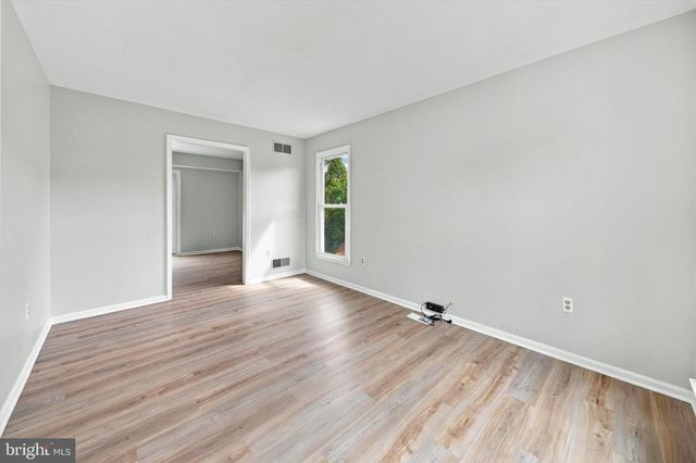 8 COUNTRY HILLS DR, Newark, DE 19711