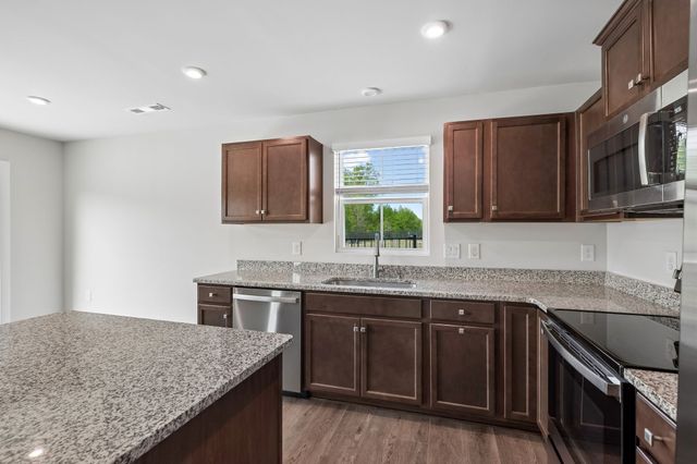 616 Streamview Dr, White House, TN 37188