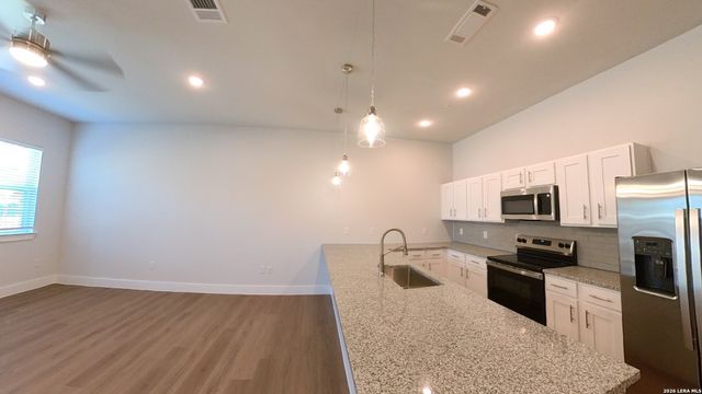 330 E Carson St Apt 3102, San Antonio, TX 78208