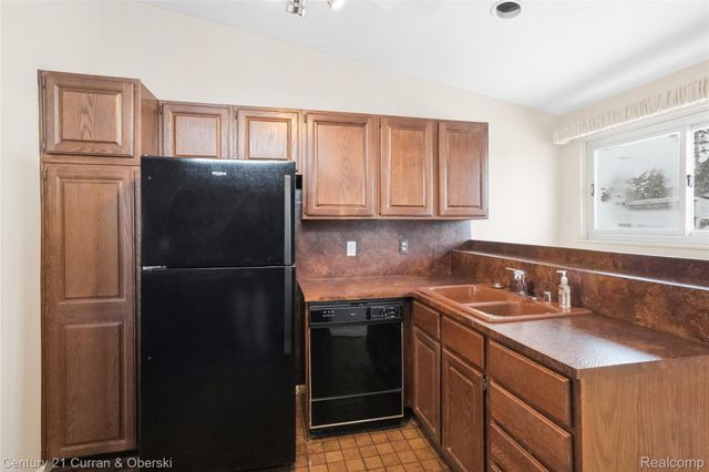 7479 N Charlesworth Street, Dearborn Heights, MI 48127