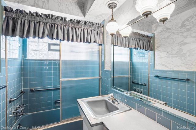 7479 N Charlesworth Street, Dearborn Heights, MI 48127