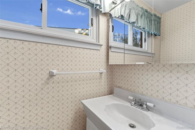 7479 N Charlesworth Street, Dearborn Heights, MI 48127