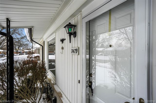 7479 N Charlesworth Street, Dearborn Heights, MI 48127