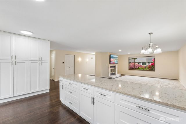 923 S 244th Place, Des Moines, WA 98198