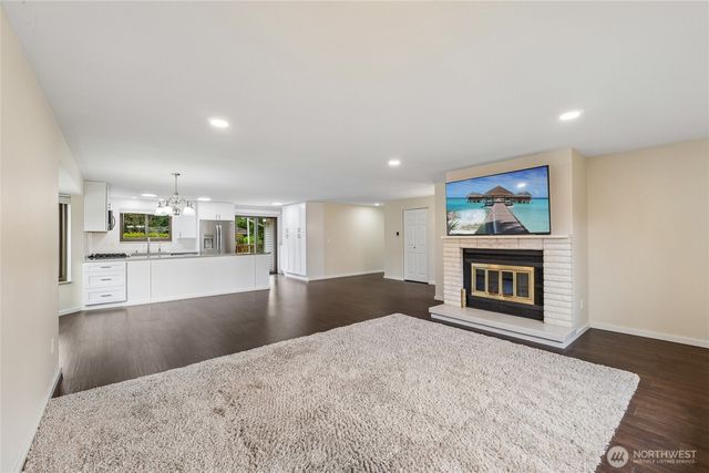 923 S 244th Place, Des Moines, WA 98198