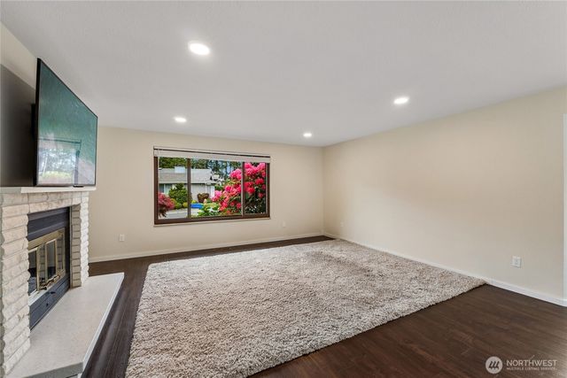 923 S 244th Place, Des Moines, WA 98198