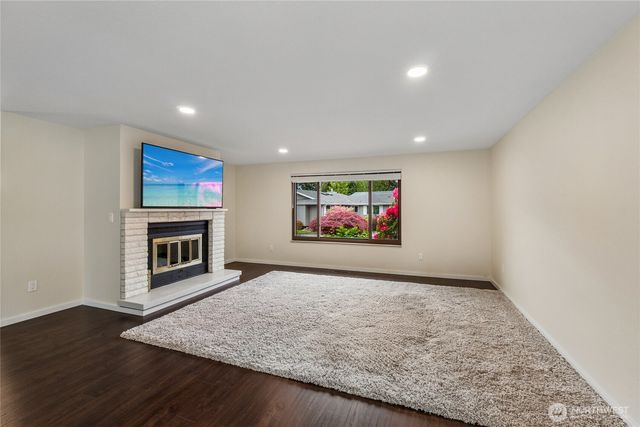 923 S 244th Place, Des Moines, WA 98198