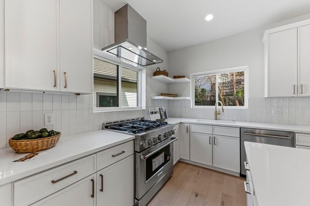 13 Autumn Oaks DR, Lakeway, TX 78738