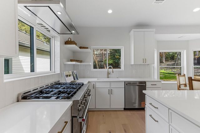 13 Autumn Oaks DR, Lakeway, TX 78738