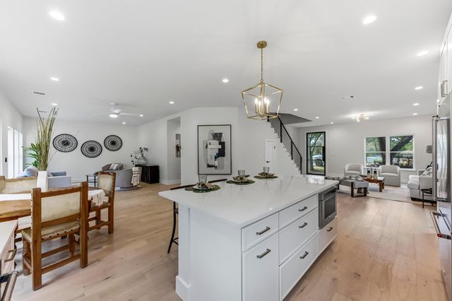 13 Autumn Oaks DR, Lakeway, TX 78738