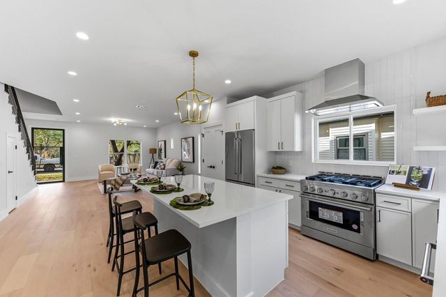 13 Autumn Oaks DR, Lakeway, TX 78738