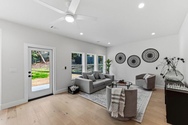 13 Autumn Oaks DR, Lakeway, TX 78738