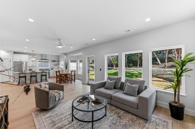 13 Autumn Oaks DR, Lakeway, TX 78738