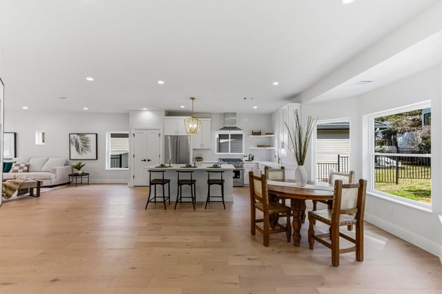 13 Autumn Oaks DR, Lakeway, TX 78738