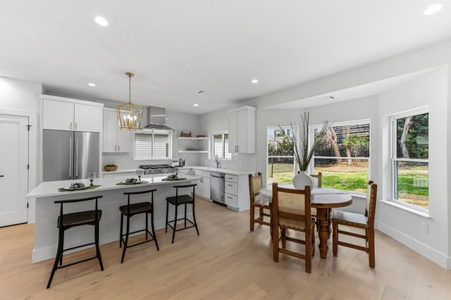 13 Autumn Oaks DR, Lakeway, TX 78738