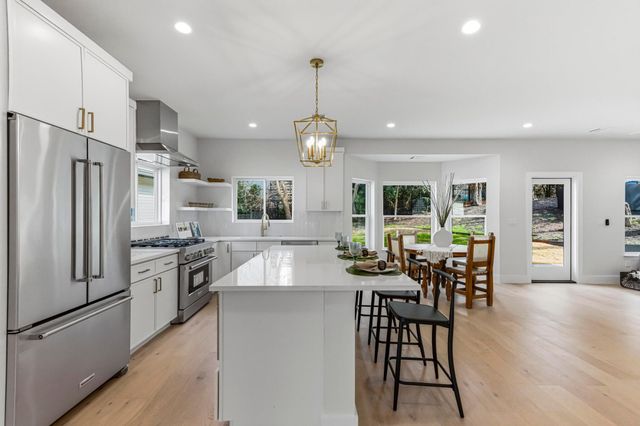 13 Autumn Oaks DR, Lakeway, TX 78738