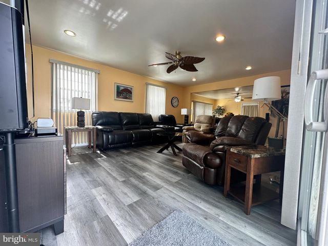 575 ROYAL DR, Vineland, NJ 08360
